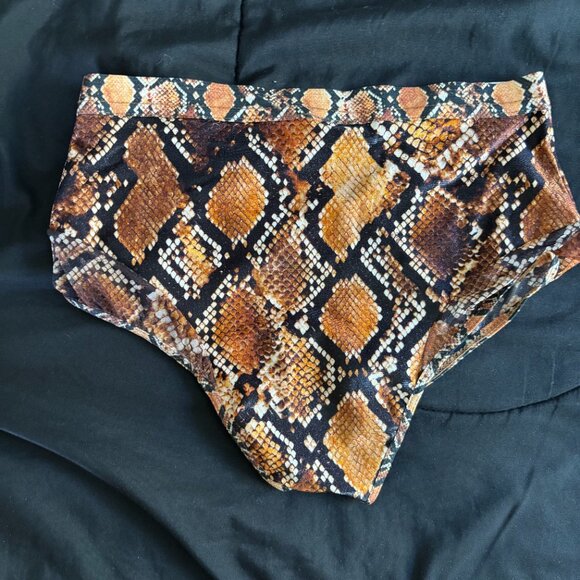 NWOT Rolling Alpha High Waisted Hot Pants - Reptile, Size S - Picture 2 of 8